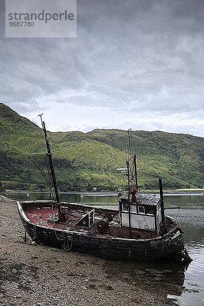 UK  Schottland  Isle of Mull  Schiffswrack am Ufer von Ardgour