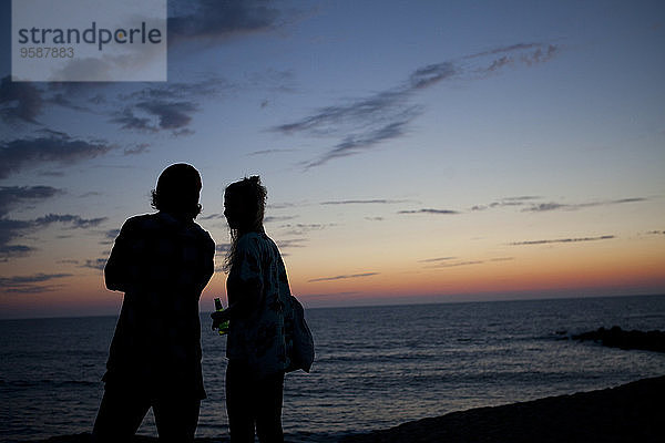 Frankreich  Aquitanien  Silhouette eines Paares  das das Meer in der Dämmerung beobachtet.