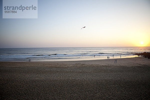 Frankreich  Aquitaine  Capbreton  Leute  die sich in der Dämmerung am Strand entspannen