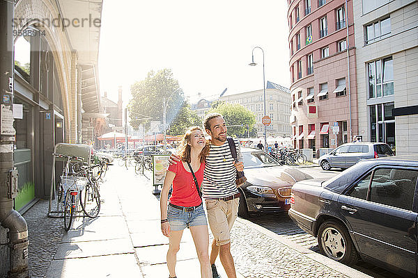 Deutsch  Berlin  Junges Paar auf der Straße