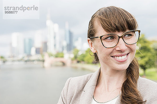 Deutschland  Hessen  Frankfurt  Portrait einer lächelnden Geschäftsfrau mit Brille