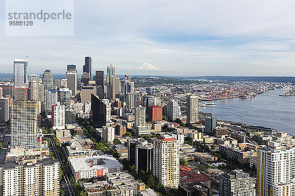 USA  Washington State  Seattle  Stadtbild mit Mount Rainier im Hintergrund