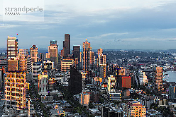 USA  Washington State  Seattle  Stadtbild im Abendlicht