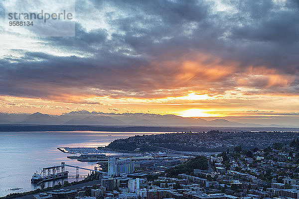 USA  Washington State  Seattle  Stadtbild und Hafen bei Sonnenuntergang