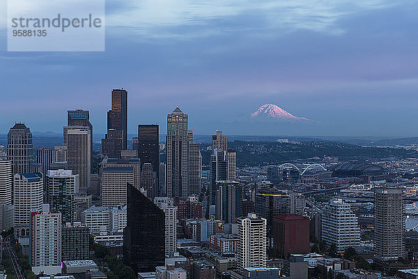 USA  Washington State  Seattle  Stadtbild im Abendlicht  Mount Rainier im Hintergrund