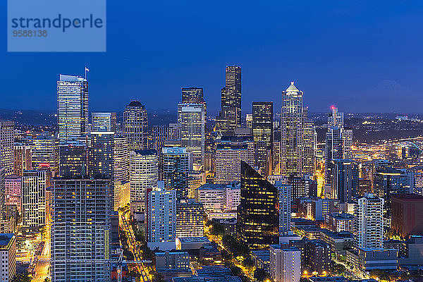 USA  Washington State  Seattle  Stadtbild  Blaue Stunde