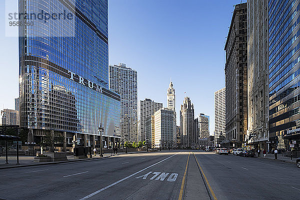 USA  Illinois  Chicago  Wolkenkratzer mit Trump Tower in der Innenstadt