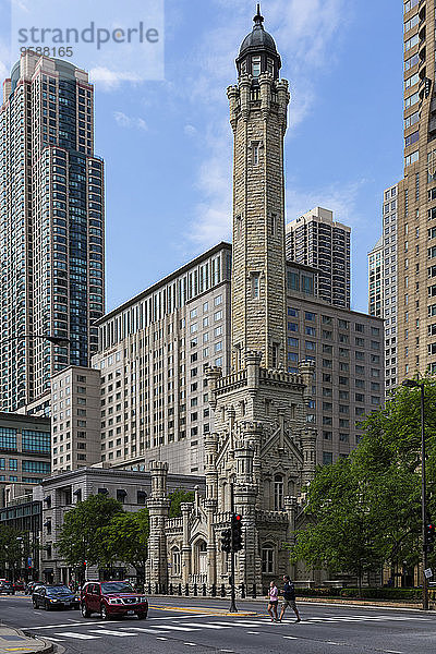 USA  Illinois  Chicago  historischer Wasserturm vor dem John Hancock Center