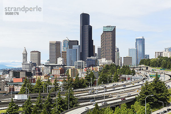 USA  Staat Washington  Seattle  Dr. Jose Rizal Park  Interstate 5 und Skyline