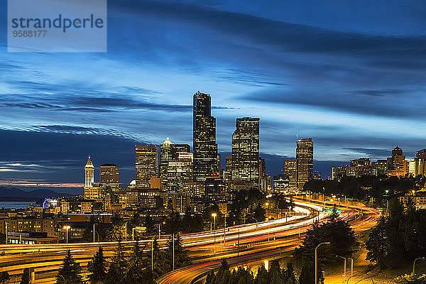 USA  Washington State  Seattle  Dr. Jose Rizal Park  Interstate 5 und Skyline zur blauen Stunde
