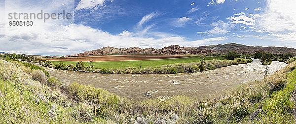 USA  Wyoming  Absaroka und Wind River Mountains  Wind River und Felder