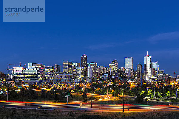 USA  Colorado  Denver  Cityscape und Interstate Highway am Abend