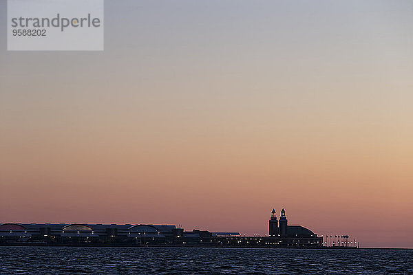 USA  Illinois  Chicago  Navy Pier und Lake Michigan im Abendlicht