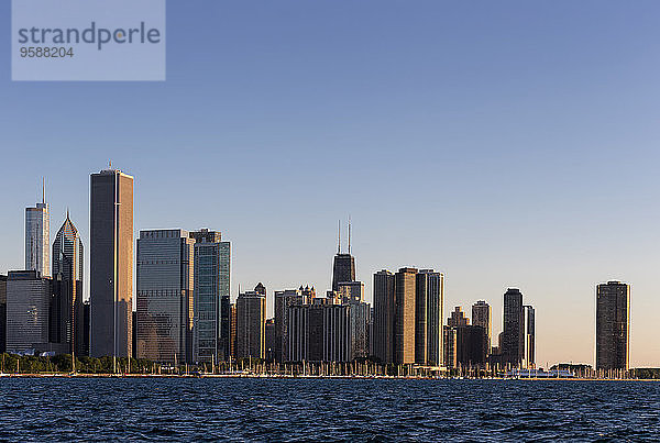USA  Illinois  Chicago  Skyline und Lake Michigan