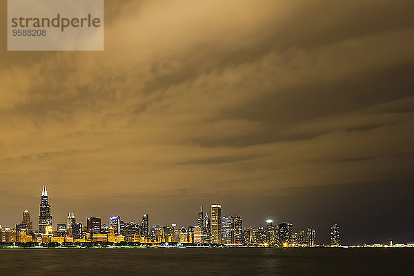 USA  Illinois  Chicago  Skyline und Lake Michigan bei Nacht