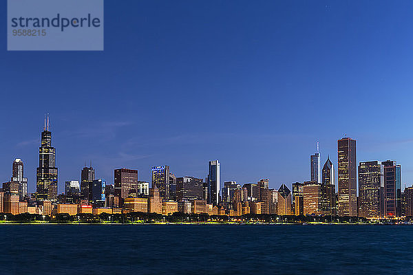 USA  Illinois  Chicago  Skyline  Willis Tower und Lake Michigan  Blaue Stunde