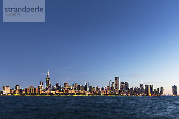 USA  Illinois  Chicago  Skyline  Willis Tower und Lake Michigan  Blaue Stunde