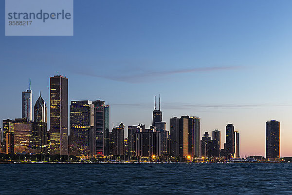 USA  Illinois  Chicago  Skyline und Lake Michigan im Abendlicht
