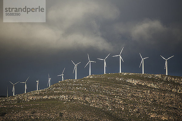 Spanien  Andalusien  Tarifa  Windkraftanlagen am Berg