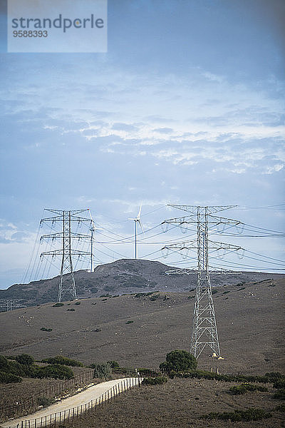 Spanien  Andalusien  Tarifa  Windpark und Strommasten