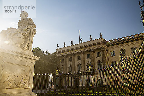 Deutschland  Berlin  Berlin-Mitte  Humboldt-Universität  Statue Alexander von Humboldt