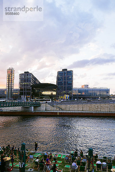 Deutschland  Berlin  Menschen an Spree und Hauptbahnhof