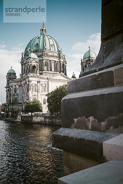 Deutschland  Berlin  Blick auf den Berliner Dom mit der Spree im Vordergrund