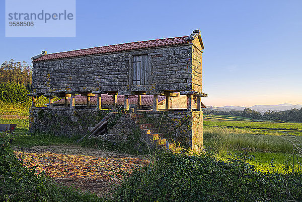 Spanien  Galizien  Leis de Nemancos  traditionelle Lagerung von Erntegut