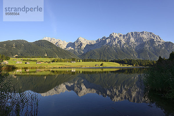 Deutschland  Bayern  Oberbayern  bei Klais  Schmalsee mit Karwendelgebirge im Hintergrund
