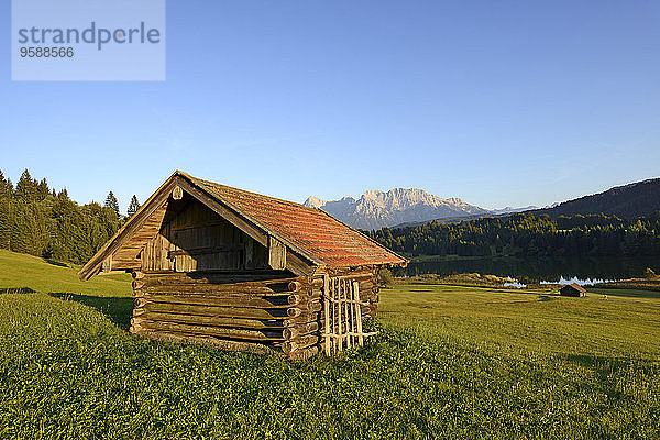 Deutschland  Bayern  Oberbayern  Werdenfelser Land  Kruen  Scheune am Geroldsee