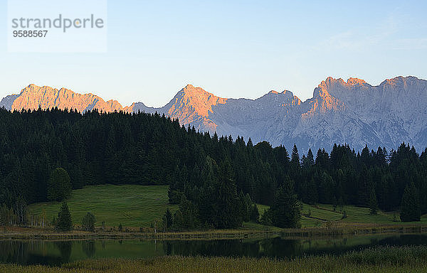 Deutschland  Bayern  Oberbayern  Werdenfelser Land  Geroldsee und Karwendelgebirge bei Sonnenuntergang