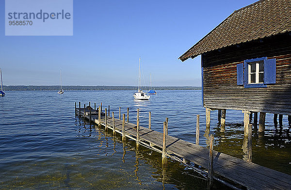 Deutschland  Bayern  Oberbayern  Nähe Herrsching  Ammersee  Bootshaus und Holzsteg