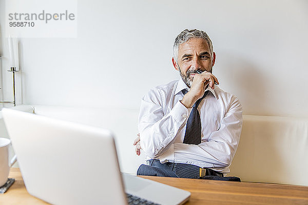 Porträt eines Geschäftsmannes in seinem Home-Office