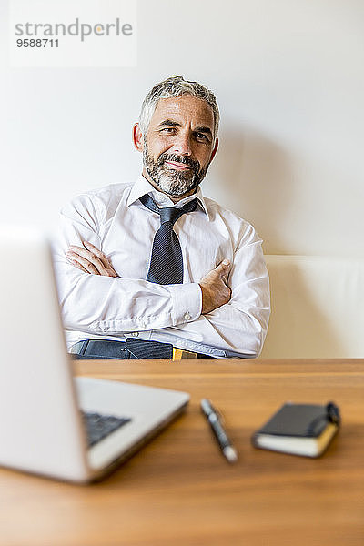 Porträt eines lächelnden Geschäftsmannes in seinem Home Office