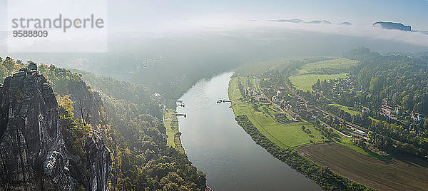 Deutschland  Sachsen  Sächsische Schweiz  Nationalpark  Basteifelsen  Blick auf Elbtal und Elbe  Panorama