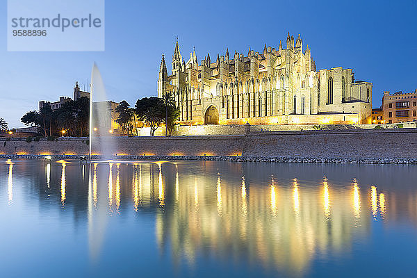 Spanien  Balearen  Mallorca  Palma de Mallorca  Kathedrale La Seu im Abendlicht