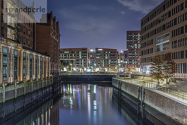 Deutschland  Hamburg  Hafencity  Gebäude bei Nacht