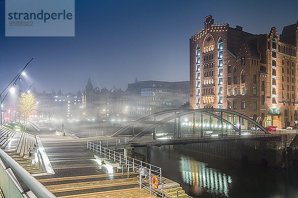 Deutschland  Hamburg  Hafencity  Brücke bei Nacht  neblig