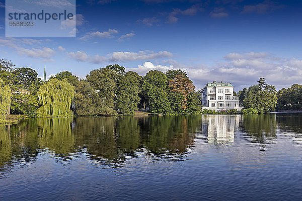 Deutschland  Hamburg  weißes Stadthaus an der Alster