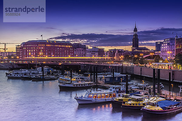 Deutschland  Hamburg  Innenhafen und St. Michaelis Kirche bei Sonnenuntergang