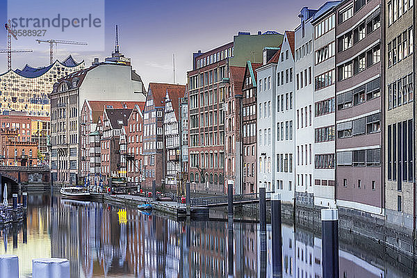 Deutschland  Hamburg  Historische Gebäude am Nicolaifleet mit der Baustelle der Elbphilharmonie im Hintergrund