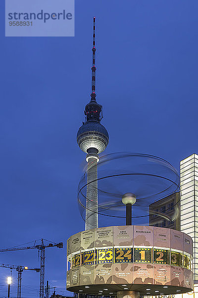 Deutschland  Berlin  Blick auf Fernsehturm und Weltzeituhr am Alexanderplatz bei Dämmerung