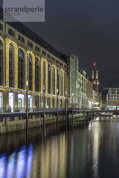 Deutschland  Hamburg  Alsterfleet in der Hamburger Innenstadt zur Weihnachtszeit am Abend