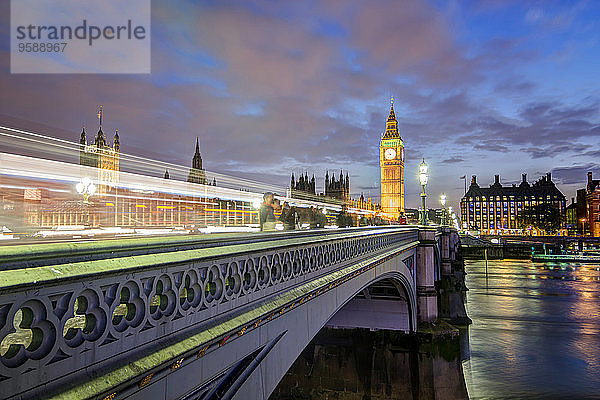 Großbritannien  England  London  Themse  Westminster Bridge  Big Ben und Palace of Westminster im Abendlicht