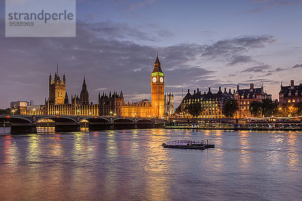 Großbritannien  England  London  Themse  Big Ben und Palace of Westminster im Abendlicht