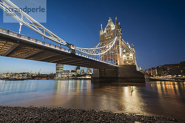 Großbritannien  England  London  Themse  Tower Bridge im Abendlicht