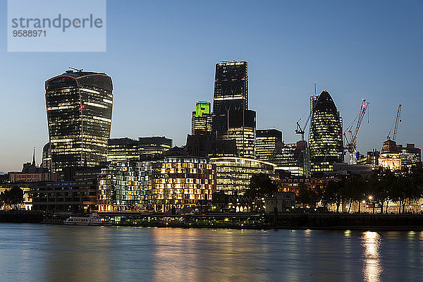Großbritannien  England  London  Themse  Hochhäuser  Swiss Re Tower  Tower 42  20 Fenchurch Street im Abendlicht