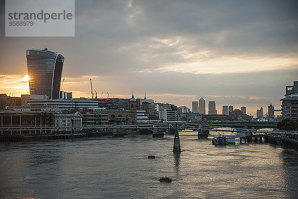 Großbritannien  England  London  Themse und Hochhäuser bei Sonnenaufgang