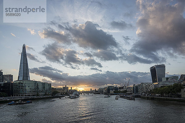 Großbritannien  England  London  Themse  Hochhäuser und The Shard links bei Sonnenuntergang