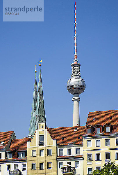 Deutschland  Berlin  Gebäude im Nikolausviertel mit Kirche und Fernsehturm